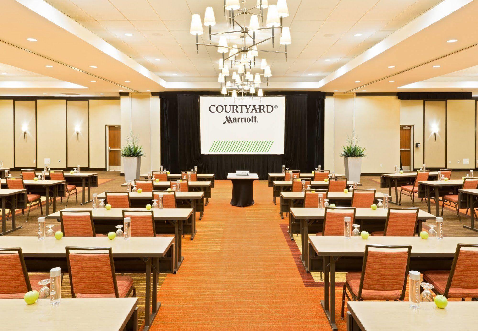 Courtyard Fort Wayne Downtown At Grand Wayne Convention Center Екстер'єр фото