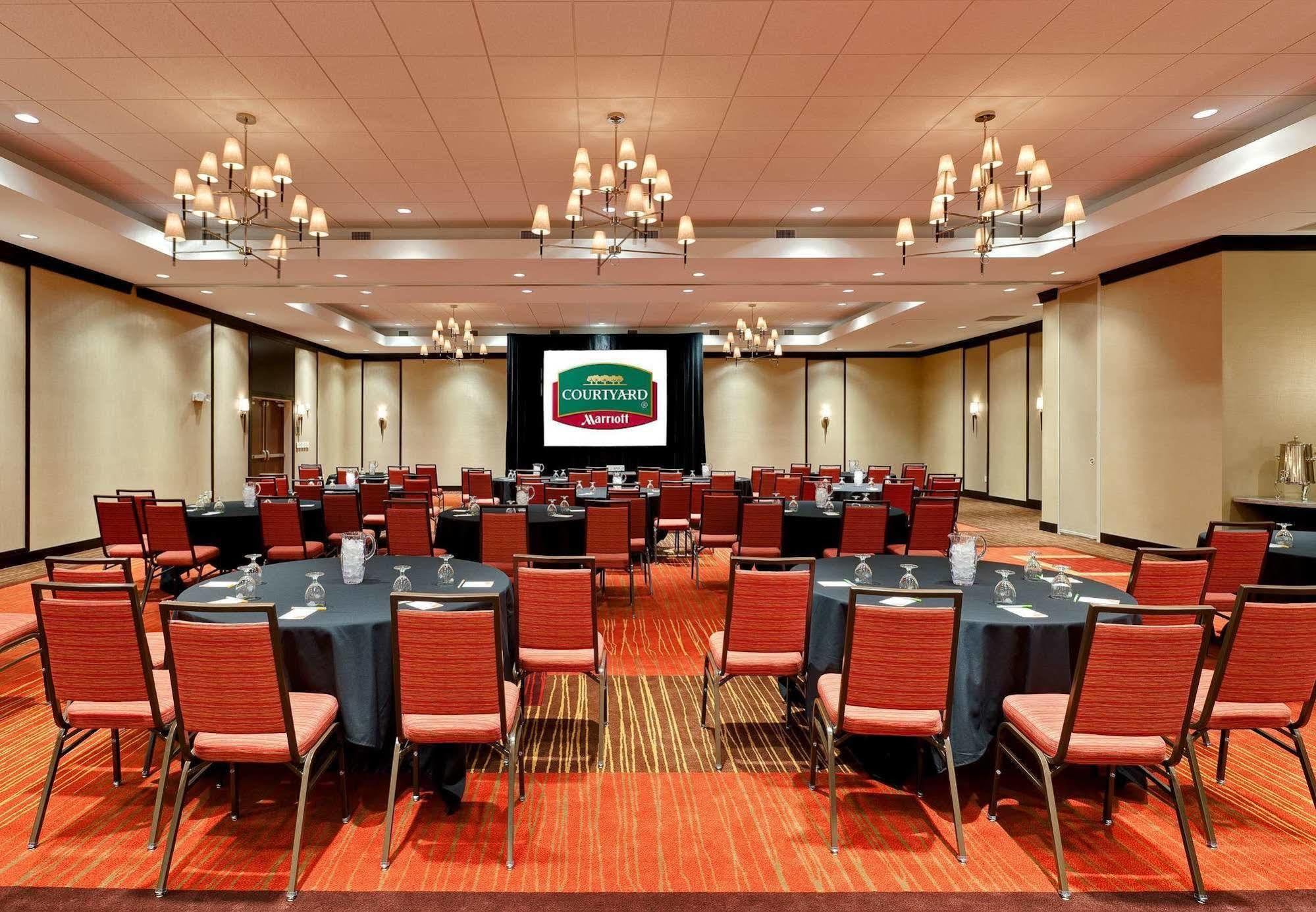 Courtyard Fort Wayne Downtown At Grand Wayne Convention Center Екстер'єр фото