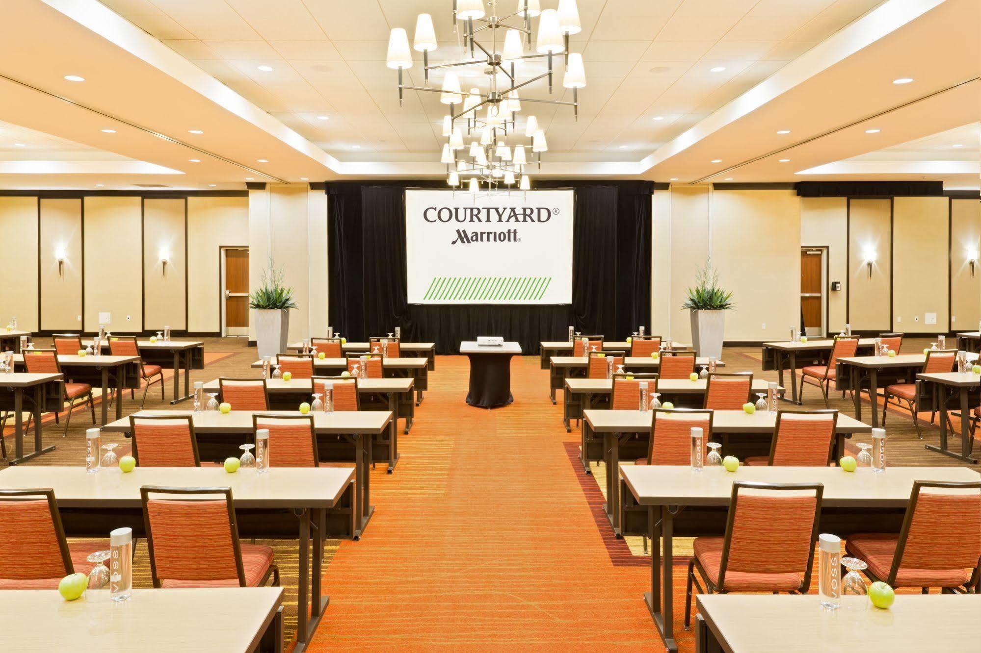 Courtyard Fort Wayne Downtown At Grand Wayne Convention Center Екстер'єр фото