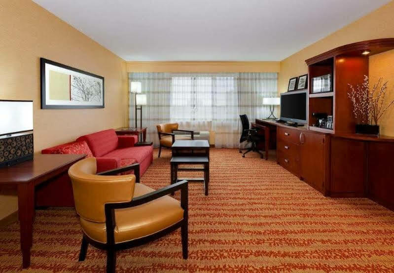 Courtyard Fort Wayne Downtown At Grand Wayne Convention Center Екстер'єр фото